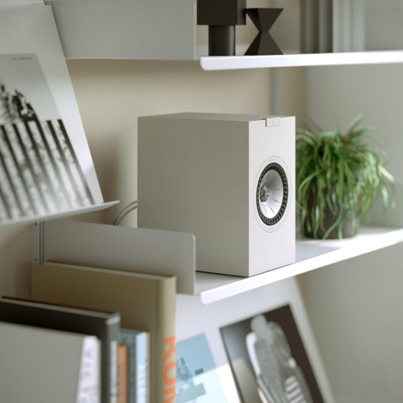 KEF-Q1-Meta KEF Q1 Meta plassert i bokhylle