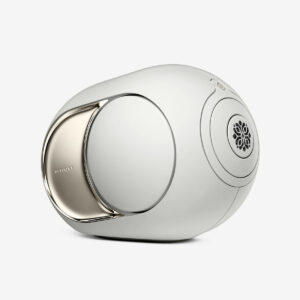Devialet Phantom Ultimate 108 dB Light Pearl sett skrått forfra