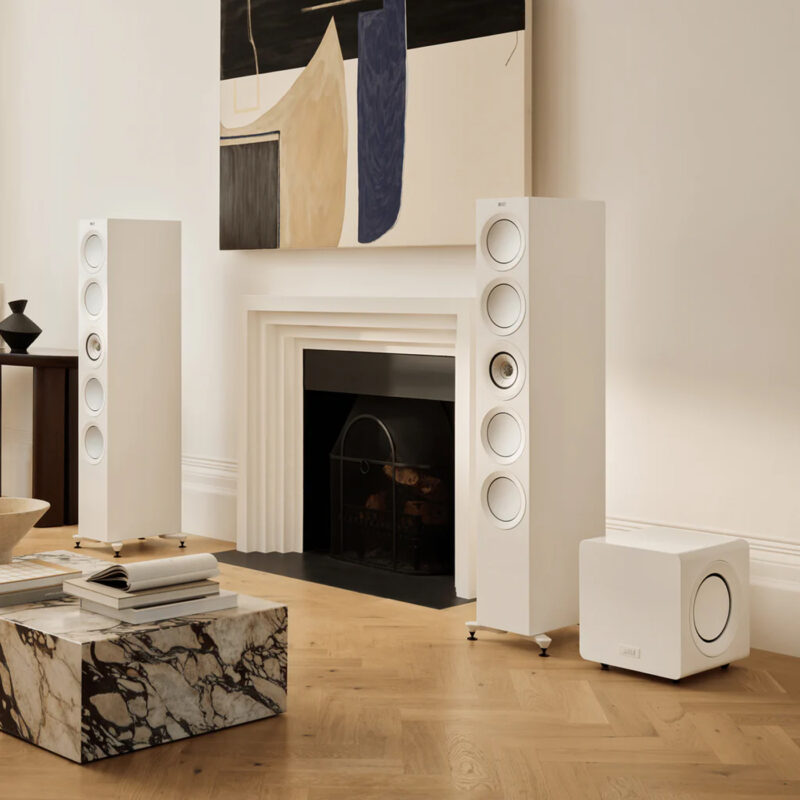 KEF KC92 subwoofer sammen med KEF R11 høyttalere