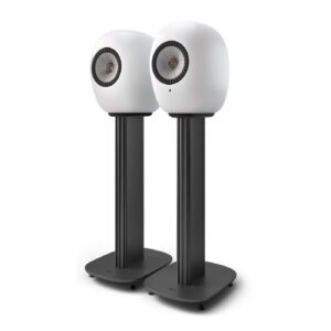 KEF LS LUXE i Mineral White på S-LUXE høyttalerstativer