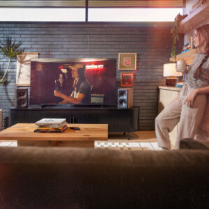 Klipsch The Fives II plassert på TV-benk