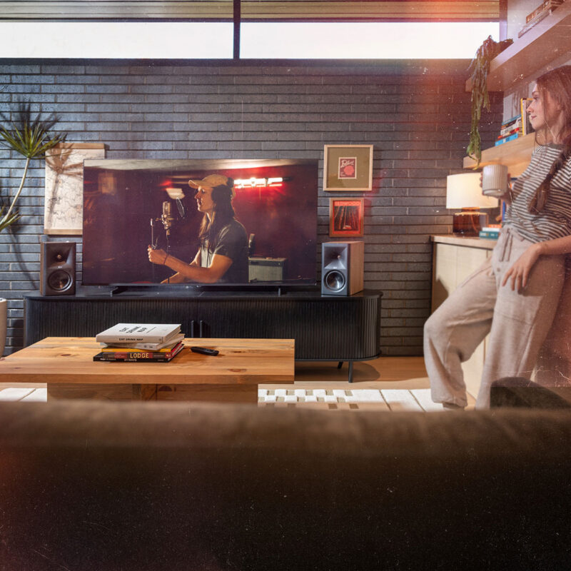 Klipsch The Fives II plassert på TV-benk