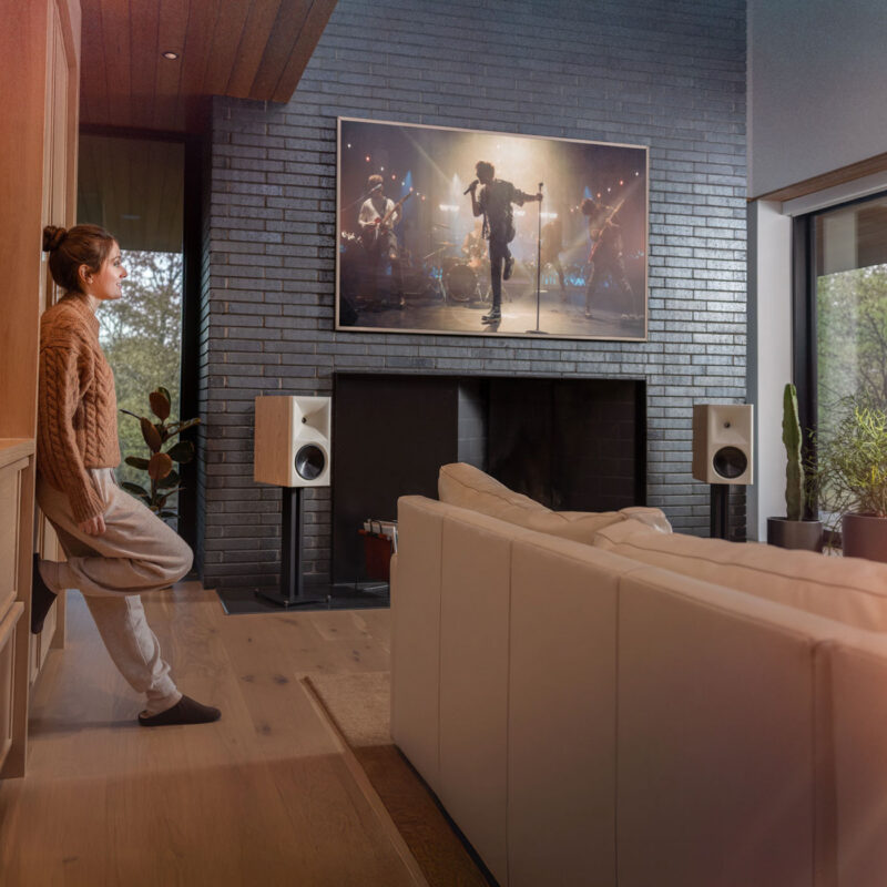 Klipsch The Nines II i Red Oak finish plassert på stativer i stue