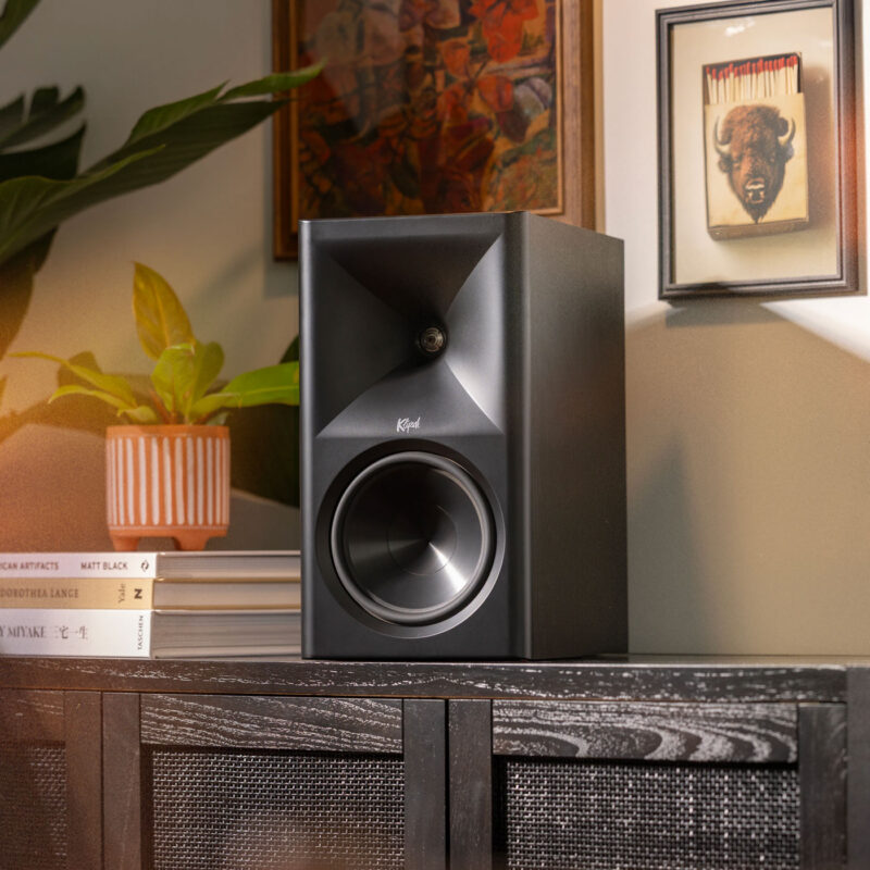Klipsch the sevens II i sort (ebony) plassert på sjenk