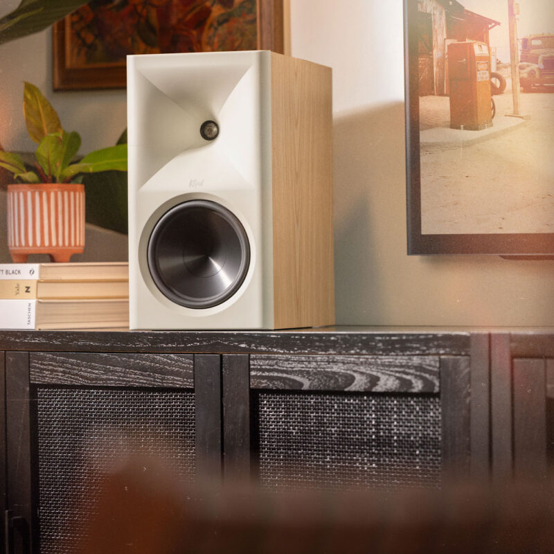 Klipsch the sevens II i red oak plassert på sjenk