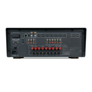 Bakside på Arcam AVA15 med HDMI-innganger, høyttalerterminaler og RCA pre-out