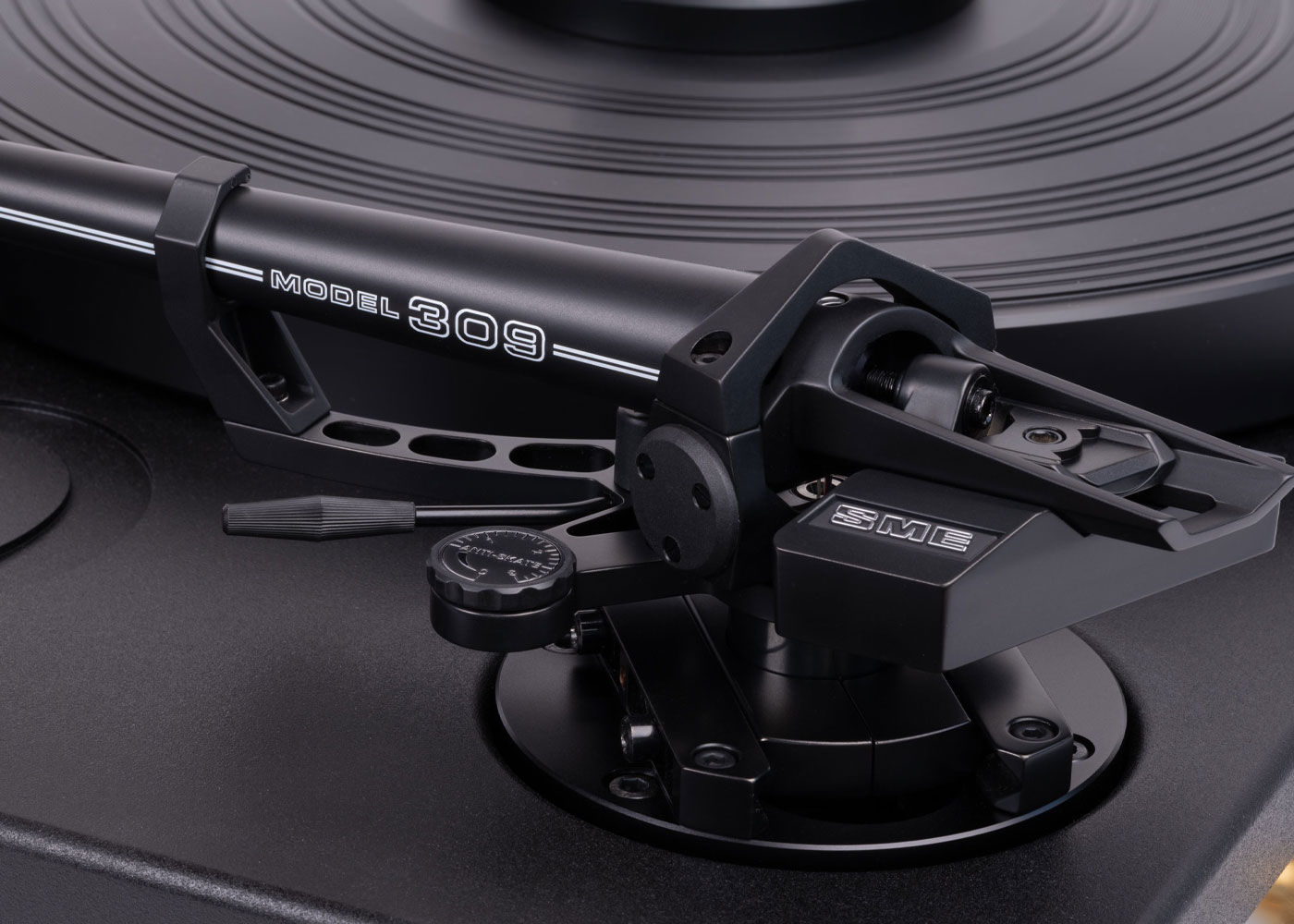 SME 309 tonearm på SME Model 8 platespiller